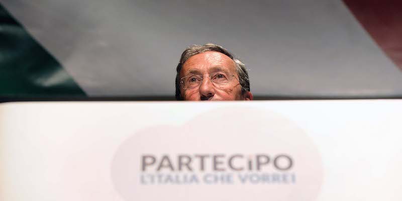 Gianfranco Fini durante una conferenza nel 2014 (Fabio Cimaglia/LaPresse)