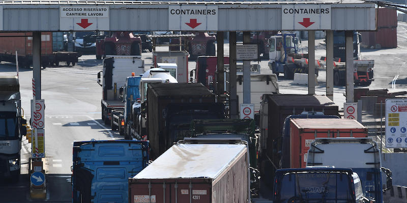 Trasporto di container nel porto di Genova. (ANSA/LUCA ZENNARO)