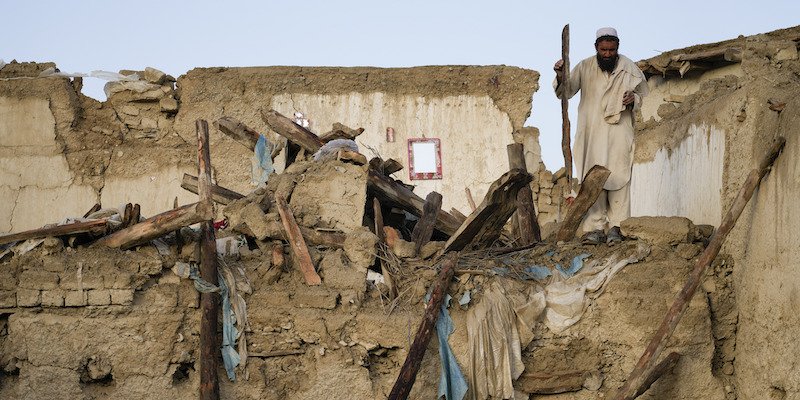 Un uomo sulle macerie di una casa distrutta dal terremoto, in Afghanistan (AP Photo/Ebrahim Nooroozi)