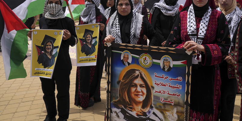 Alcune studentesse palestinesi mostrano immagini della giornalista americana-palestinese Shireen Abu Akleh (AP Photo/Adel Hana)
