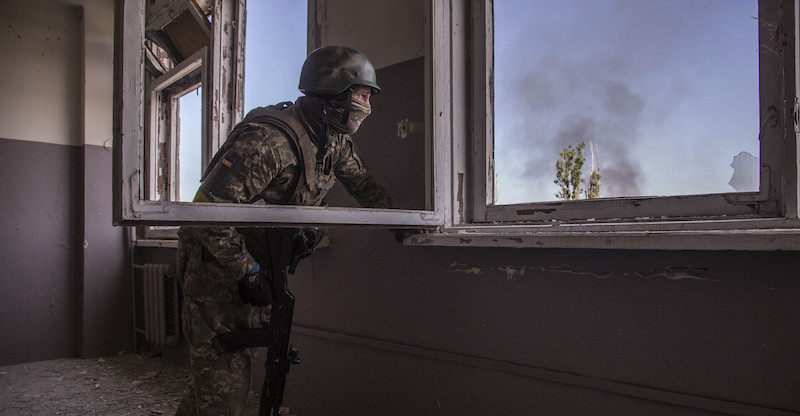 Un soldato ucraino a Severodonetsk l'8 giugno (AP Photo/Oleksandr Ratushniak)