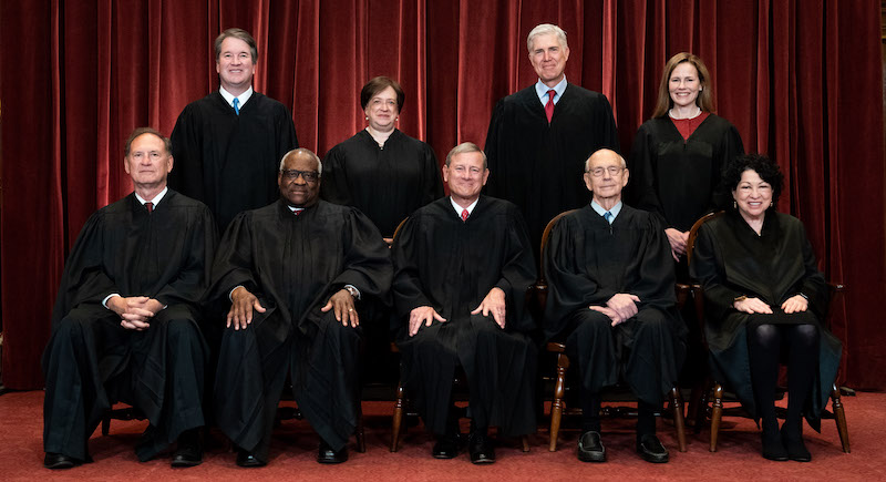 I giudici della Corte Suprema degli Stati Uniti; seduti da sinistra: Samuel Alito, Clarence Thomas, John Roberts, Stephen Breyer e Sonia Sotomayor. In piedi, da sinistra: Brett Kavanaugh, Elena Kagan, Neil Gorsuch e Amy Coney Barrett (Erin Schaff-Pool/Getty Images)