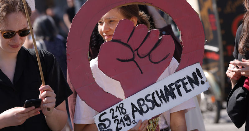 Un gruppo di attiviste chiede l'abolizione degli articoli 218 e 219a sui diritti riproduttivi delle donne a Berlino, 8 maggio 2022 (Sean Gallup/ Getty Images)