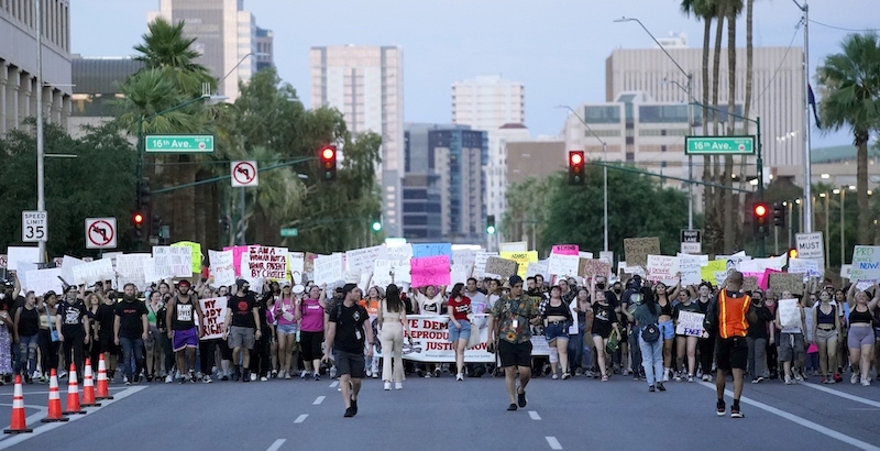 La marcia verso il parlamento statale dell'Arizona a Phoenix, venerdì 24 giugno 
(AP Photo/ Ross D. Franklin)