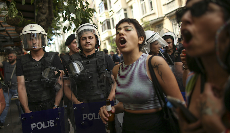 Polizia e manifestanti durante il Pride a Istanbul domenica (AP Photo/Emrah Gurel)