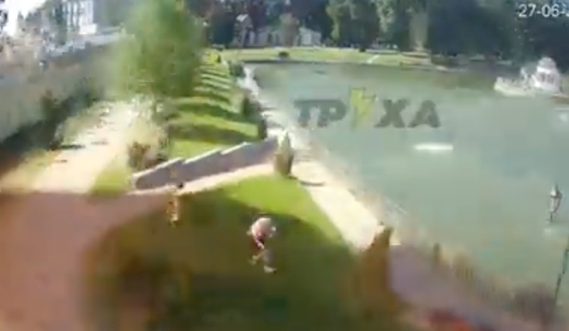 L’attacco russo al centro commerciale di Kremenchuk, ripreso dalle telecamere di sorveglianza nei paraggi