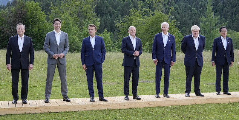 I leader del G7 in corso in Germania, senza cravatta. (AP Photo/Martin Meissner)