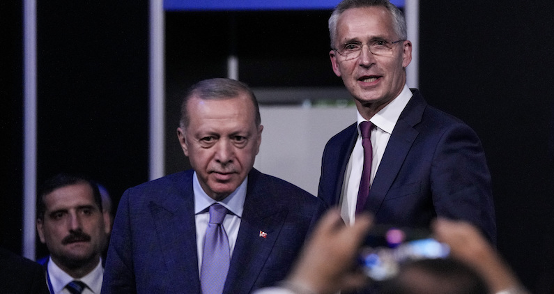 Recep Tayyip Erdogan, e il segretario generale della NATO Jens Stoltenberg, Madrid, 28 giugno 2022 (AP Photo/Bernat Armangue)