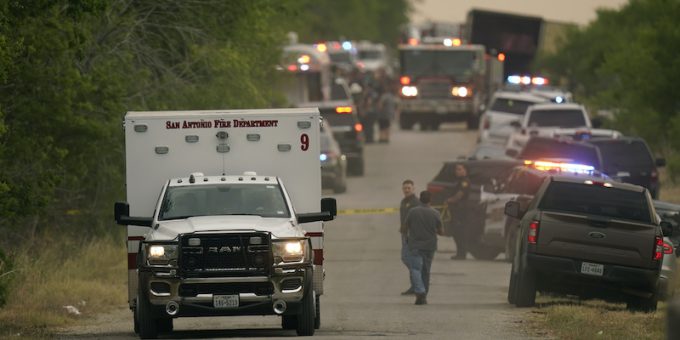 Il numero di morti tra i migranti trovati rinchiusi in un tir in Texas è salito a 53