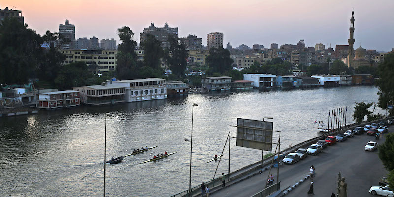 Una fila di case galleggianti sul Nilo, nel 2013
(AP Photo/ Khalil Hamra)