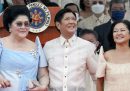 Ferdinand Marcos Jr., figlio dell’ex dittatore Ferdinand Marcos, si è insediato come nuovo presidente delle Filippine 