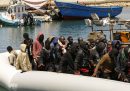 C’è stato un naufragio di migranti al largo della Libia: ci sono almeno 30 dispersi