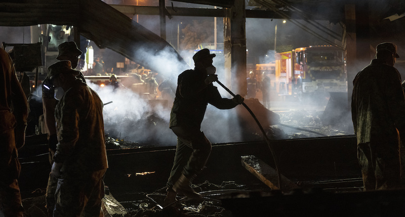 Pompieri al lavoro nel centro commerciale di Kremenchuk dopo l'attacco (AP Photo/Efrem Lukatsky)