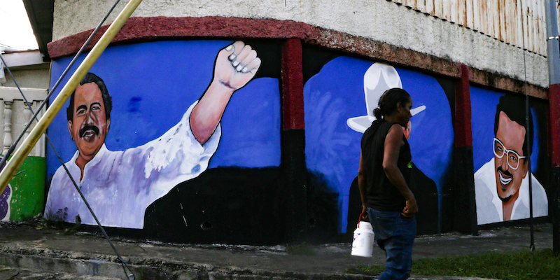 Un murale che ritrae il presidente autoritario Daniel Ortega, in Nicaragua (Orlando Valenzuela/Getty Images)