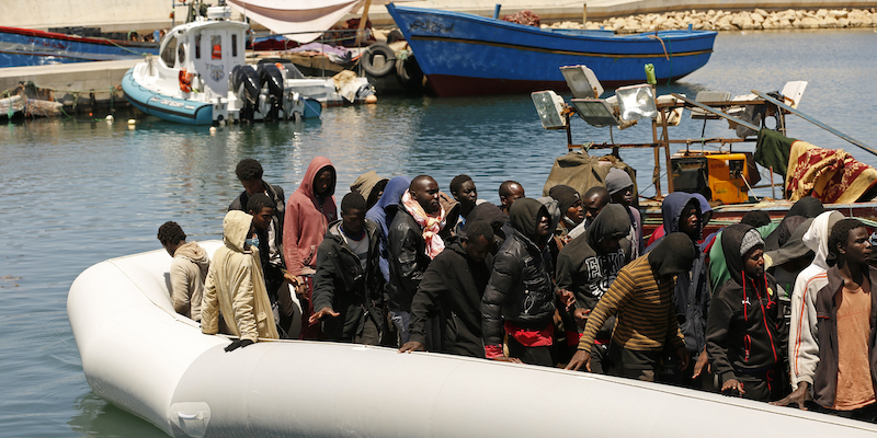 Alcuni migranti su un gommone, intercettati dalla Guardia costiera libica mentre tentavano di raggiungere il continente europeo (AP Photo/Yousef Murad)