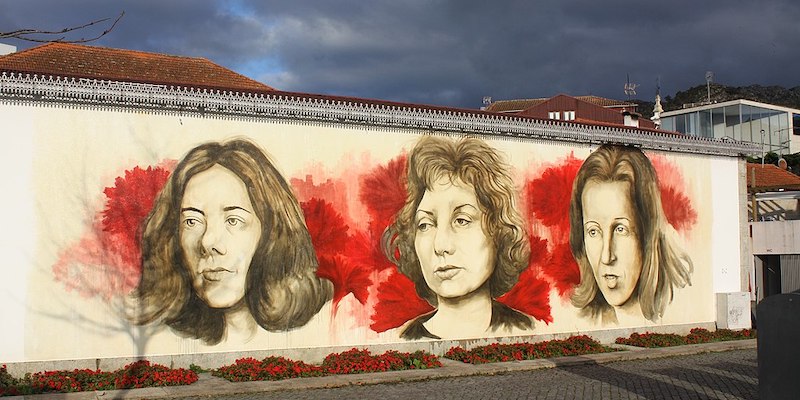 Un murale dedicato a Maria Teresa Horta, Maria Isabel Barreno e Maria Velho da Costa, le "Tre Marie", a Vila Nova de Cerveira, nel nord del Portogallo (Wikimedia)