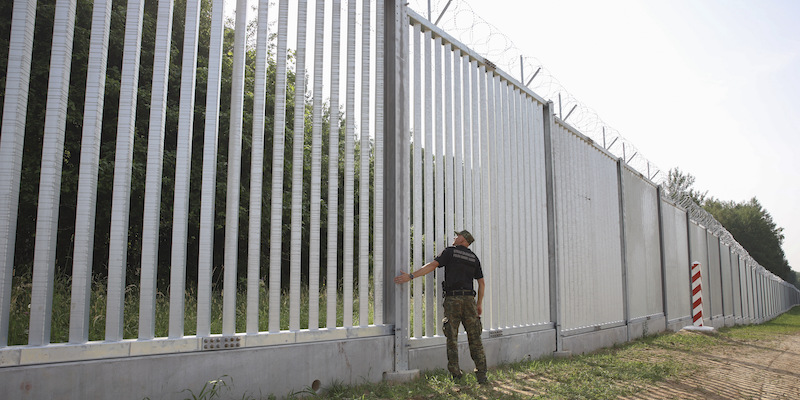 Un tratto del muro appena costruito tra Polonia e Bielorussia (AP Photo/Michal Dyjuk)