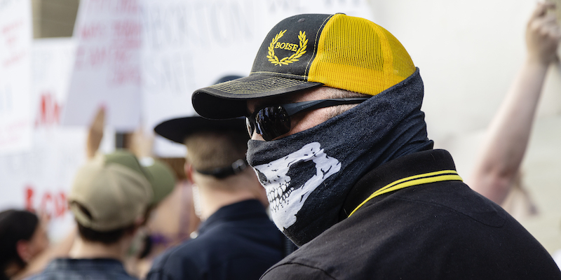 Un membro del gruppo estremista statunitense Proud Boys ad un raduno di antiabortisti (Sarah A. Miller/Idaho Statesman via AP)