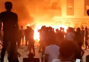 In Libia, a Tobruk, i manifestanti che protestavano contro il governo hanno incendiato parte dell'edificio del parlamento