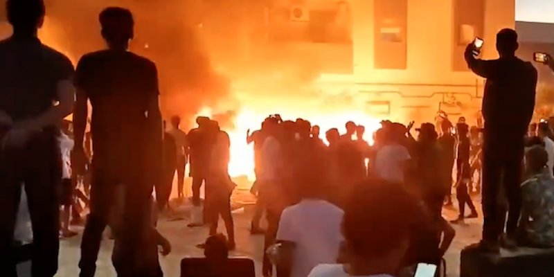 In Libia, a Tobruk, i manifestanti che protestavano contro il governo hanno incendiato parte dell'edificio del parlamento