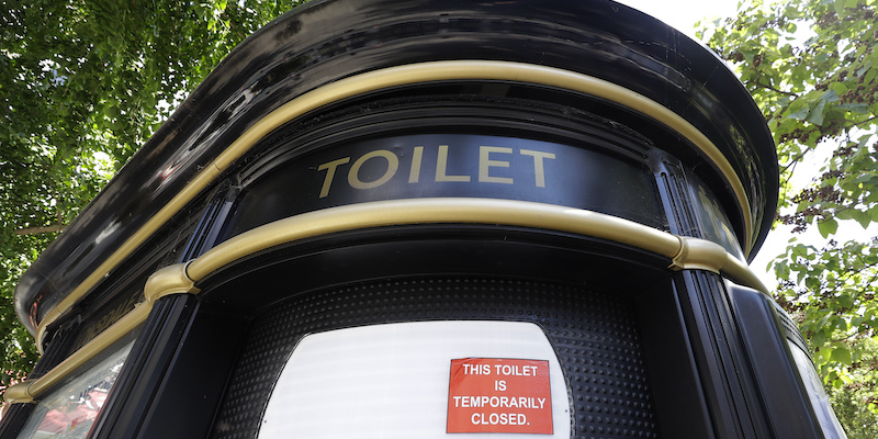 Un bagno pubblico a Portobello Road, a Londra, nel Regno Unito (AP Photo/Kirsty Wigglesworth)