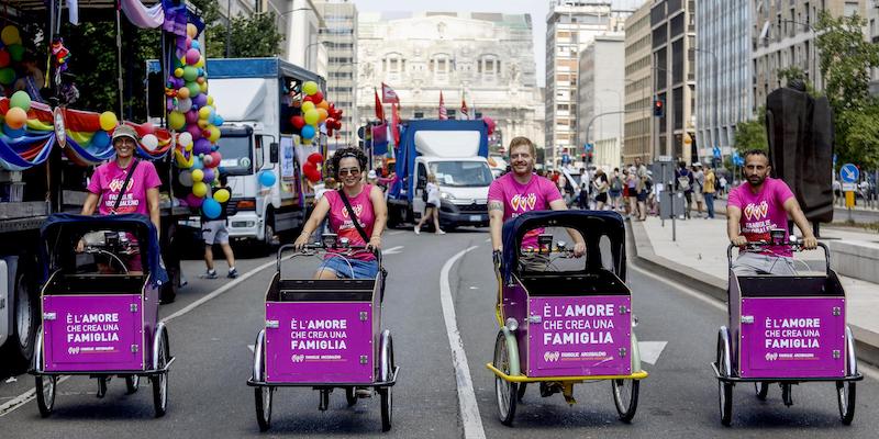 Sostenitori dell'Associazione Famiglie Arcobaleno, l'associazione di riferimento per i genitori LGBT+ in Italia, durante il Pride di Milano, il 2 luglio 2022 (ANSA/MOURAD BALTI TOUATI)