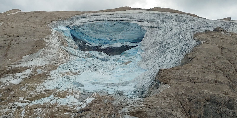 Un'immagine del ghiacciaio parzialmente crollato sulla Marmolada (Corpo Nazionale Soccorso Alpino e Speleologico via AP)