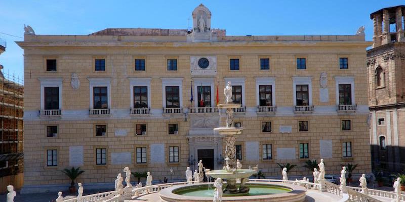 Una veduta esterna del Palazzo delle Aquile a Palermo in una foto d'archivio. ANSA/MIKE PALAZZOTTO