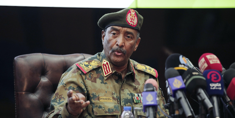 Il generale Abdel Fattah al Burhan durante una conferenza stampa dopo il colpo di stato di ottobre (AP Photo/Marwan Ali, File)
