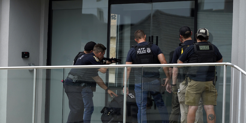 Le ricerche delle forze dell'ordine in un edificio a Highland Park (AP Photo/Nam Y. Huh)