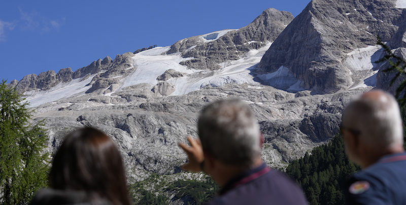 La parete Nord della Marmolada, con la porzione di ghiacciaio crollata al centro in alto. (AP Photo/Luca Bruno)