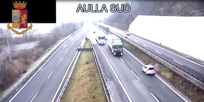 Un fermo immagine tratto da un video di un'auto che ha percorso contromano un tratto dell'A15. Il guidatore, dopo essersi accorto dello sbaglio, ha invertito la marcia per recarsi dove era diretto. 
(ANSA/POLIZIA)