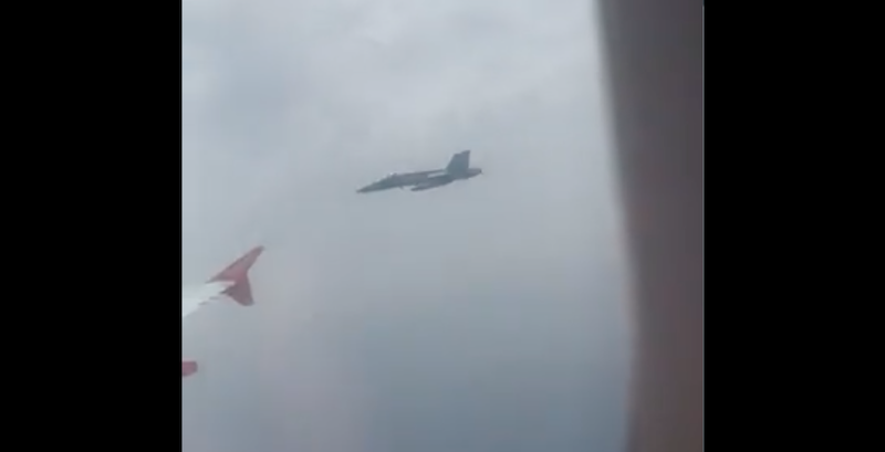 Il caccia spagnolo visto da un finestrino dell'aereo