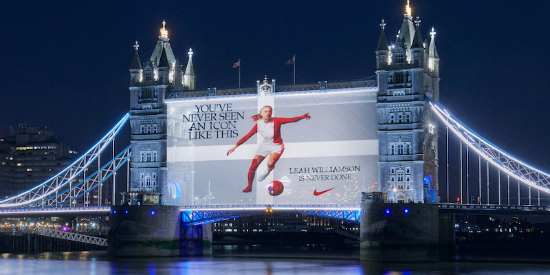 Una pubblicità di Nike per gli Europei femminili proiettata sul Tower Bridge di Londra (John Phillips/Getty Images for Nike)