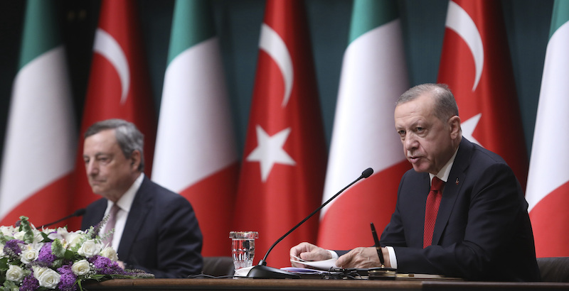 Il presidente turco Recep Tayyip Erdogan e il presidente del Consiglio italiano Mario Draghi (AP Photo)
