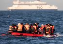 È stata scoperta una grande organizzazione criminale che gestiva il traffico di migranti attraverso il Canale della Manica