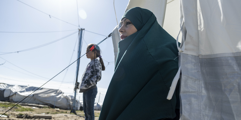 Una donna e una bambina in un campo di detenzione in Siria (AP Photo/Baderkhan Ahmad)