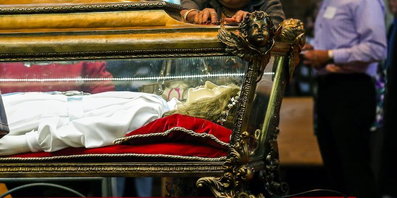 I resti di santa Maria Goretti durante il tour in Nord America del 2015 (EPA/TANNEN MAURY)
