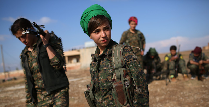 Una combattente curda dell'YPG, una milizia di curdi siriani che combatté contro l'ISIS, nel 2015 (John Moore/Getty Images)