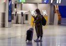 Sarebbe meglio viaggiare solo col bagaglio a mano, dice il governo