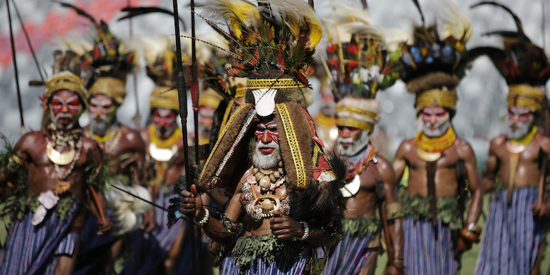 Persone di una tribù indigena durante un evento culturale a Port Moresby, la capitale della Papua Nuova Guinea, nel novembre del 2018 (AP Photo/ Aaron Favila)