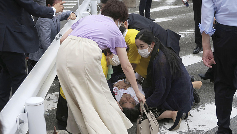 Shinzo Abe dopo essere stato ferito (Kyodo News via AP)