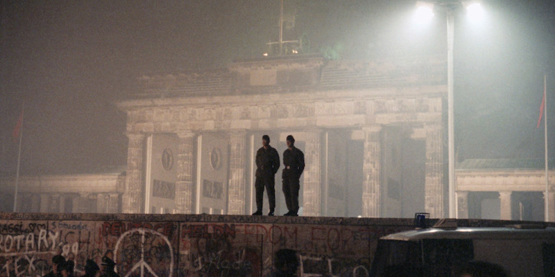 Guardie sul muro di Berlino il 14 novembre 1989 (AP Photo/Jockel Finck, file)