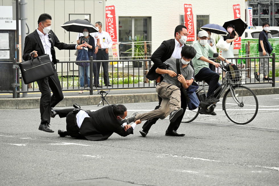 Tetsuya Yamagami mentre viene fermato dopo aver sparato a Shinzo Abe (ANSA/EPA/The Asahi Shimbun)