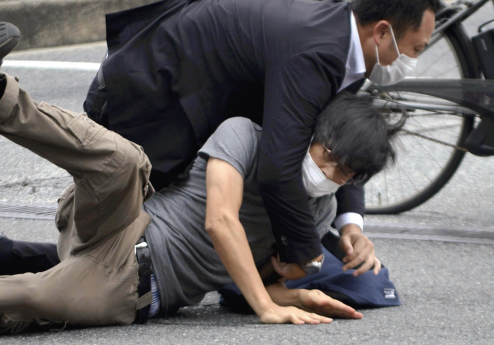 Tetsuya Yamagami dopo essere stato fermato (Katsuhiko Hirano/The Yomiuri Shimbun via AP)