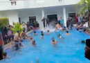 Il video dei manifestanti in Sri Lanka che fanno il bagno nella piscina del palazzo presidenziale