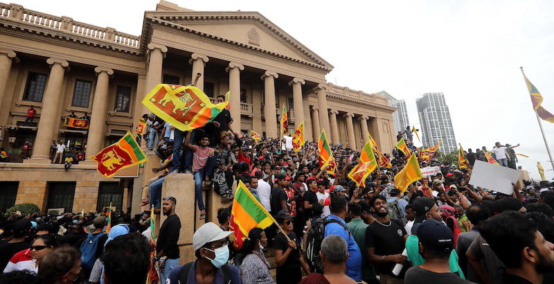I manifestanti durante l'assalto al palazzo presidenziale dello Sri Lanka, a Colombo (ANSA/EPA/CHAMILA KARUNARATHNE)