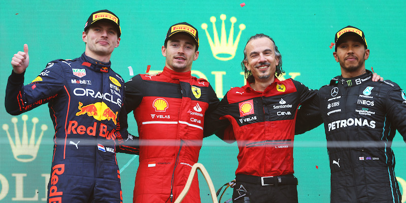Charles Leclerc tra Verstappen, Hamilton e il direttore sportivo della Ferrari Laurent Mekies sul podio in Austria (Clive Rose/Getty Images)