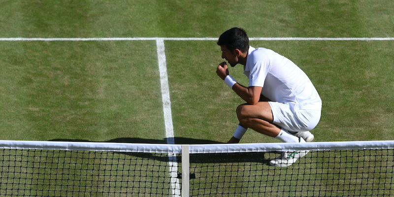 Novak Djokovic sul prato del centrale di Wimbledon (Shaun Botterill/Getty Images)