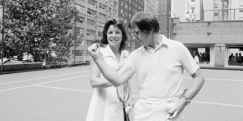 Billie Jean King, tra le tenniste che più si sono battute per la parità salariale, e il suo rivale Bobby Riggs, a New York nel 1973 (AP Photo/Anthony Camerano)